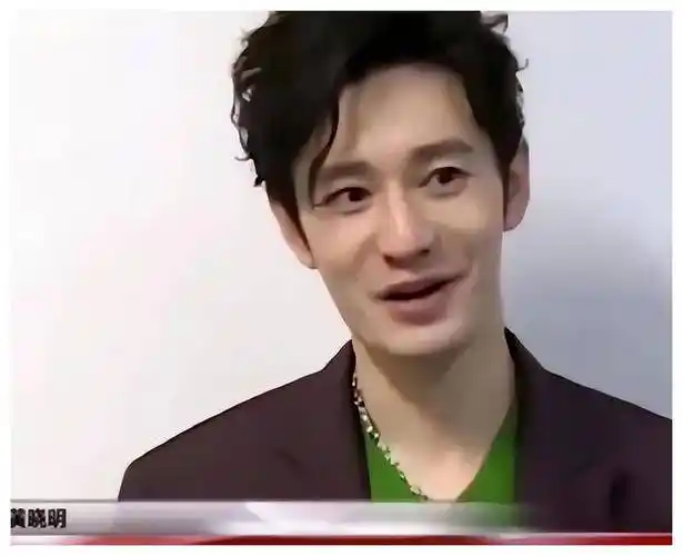 46岁黄晓明放飞自我吃胖30斤啤酒肚明显女友叶柯相伴左右