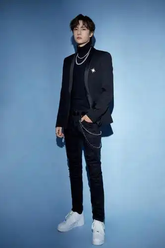 王一博黑色西装搭配黑色礼帽矜贵优雅