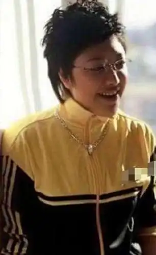 韩红年轻的时候,虽然五官长得不算精致,不过颜值也是很高的,满脸胶原