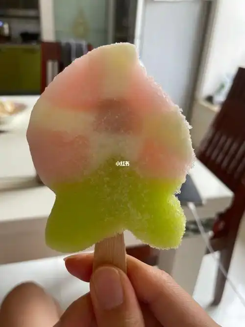 冰工厂这个白桃雪糕还挺好吃,白桃味浓,也不是那种非常奶油的质地,就