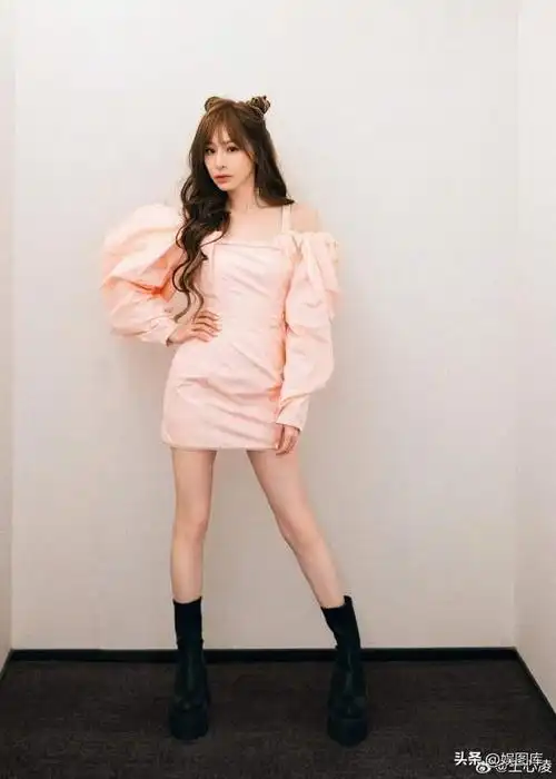 王心凌身材火辣穿短款上衣搭阔腿裤高挑纤瘦少女感扑面而来