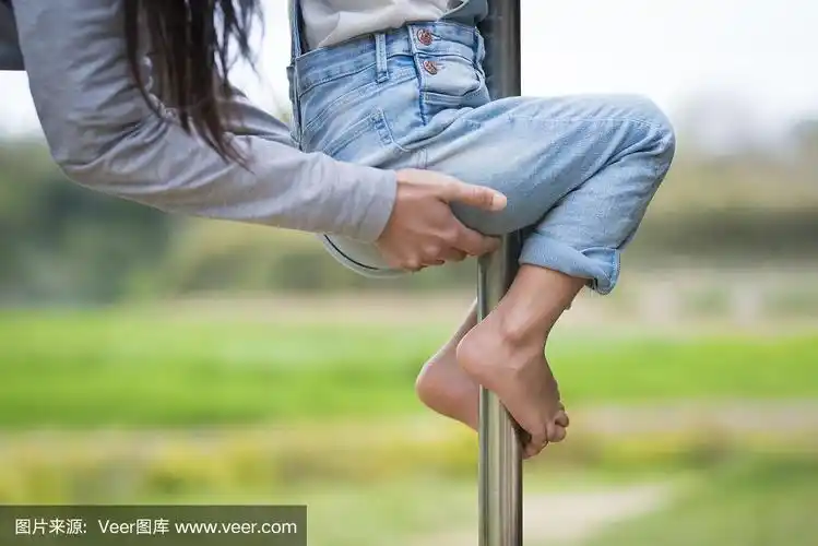 孩子们的脚赤脚玩耍