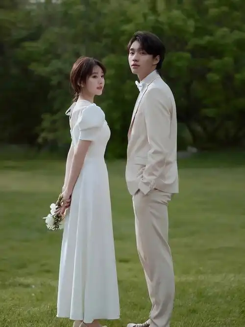 小清新草坪婚纱照深圳婚纱摄影