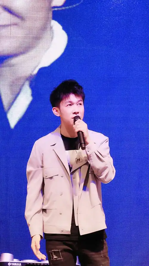 凭借我是唱作人收获海量粉丝的著名音乐人高进受邀红星美凯龙十一周年