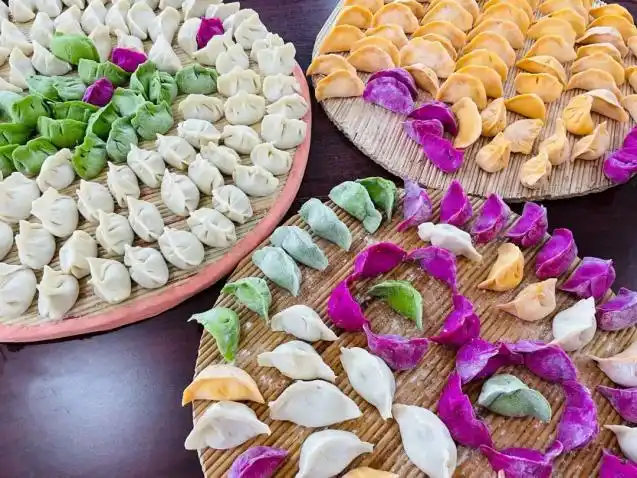 "包饺子时,最好在饺子皮的边缘沾一点水,包出来的饺子皮就不容易皱,煮