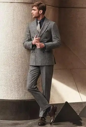 中灰色休闲西装 棕色乐福鞋除了小编给出的搭配之外,你还可以自己多