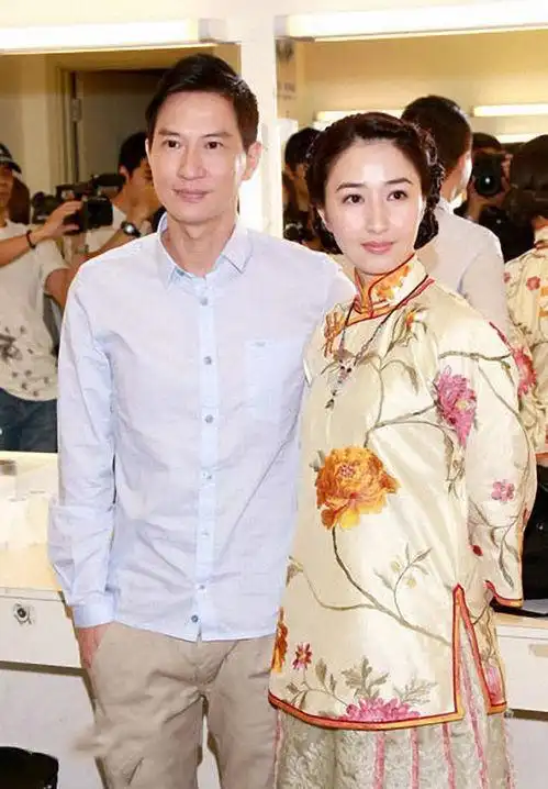 原创张家辉才是人生赢家老婆56岁气质优雅太迷人穿绿色长裙真贵气