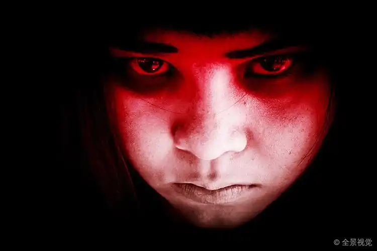 头像_恐怖_女孩_凝视_摄影_室外_暗色_灵异_隐藏_可怕_背景_万圣节