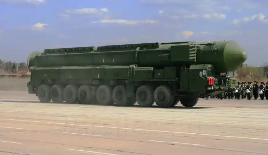 俄军白杨m战略导弹在阅兵式彩排上亮相[14p]
