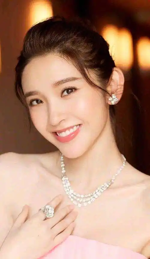 原创那些笑起来更好看的女明星比不笑好看太多了