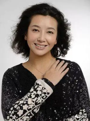 与靳东同居5年,分手后低调嫁小9岁大叔,女儿笑的合不拢嘴