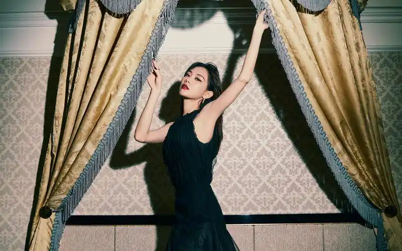 王霏霏黑天鹅性感图片桌面壁纸