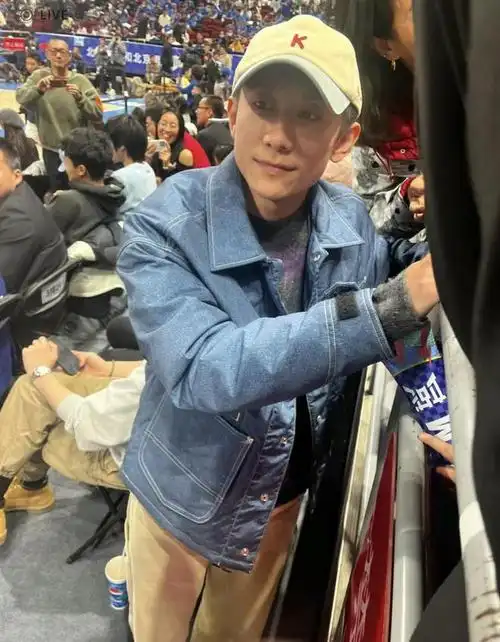 张一山易建联罕见同框两人身高差好抢镜易建联衣品老气引热议