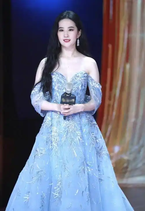 原创33岁刘亦菲近照曝光脸部发腮身材显壮实精修图和出镜判若两人