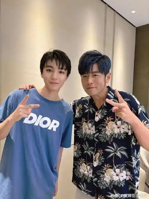 王俊凯嘴角比ak还难压##王俊凯周杰伦同框合照