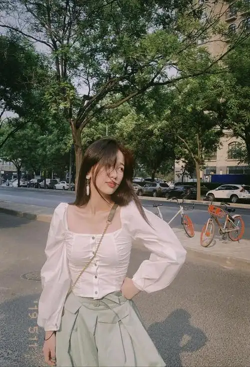 虞书欣不装嗲更气质全身黑色装look走机场背心仅有巴掌大