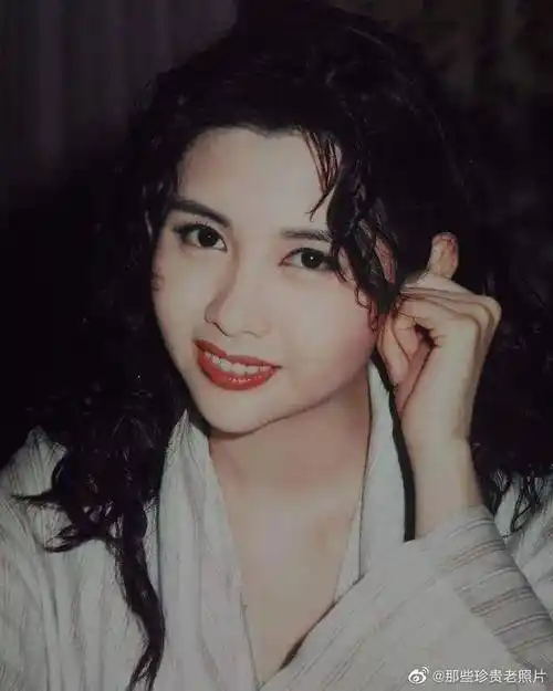 香港女神邱淑贞珍贵美图!雪肤玉貌魔鬼身材性感火辣_长发_事业_吊带