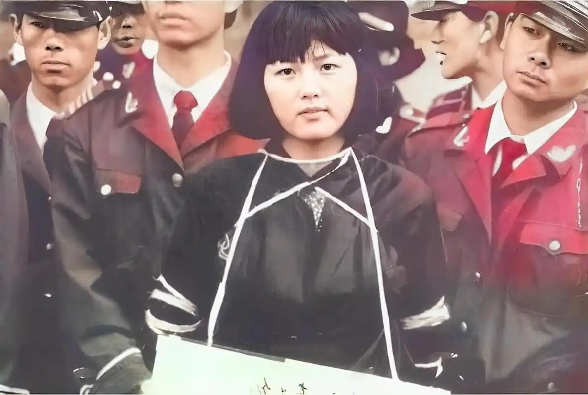 1991年,当20岁的女孩·陶静在云南被判处死刑时,她直视镜头,即将被