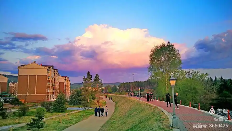 小镇傍晚绚丽夕阳
