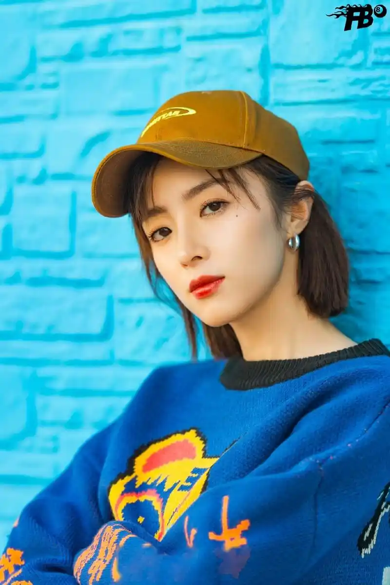 【胡冰卿街拍挑战大耳饰 明朗从容演绎冬日时尚】近日,胡冰卿一组fire