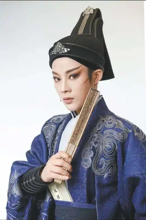 用好流量热度传播越剧艺术青年越剧演员陈丽君坚守舞台尝试跨界