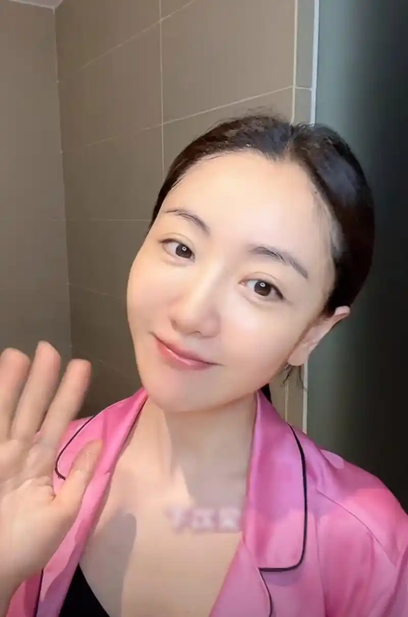 杨蓉再次分享纯素颜,她是被忽略的原生态美貌,皮肤状态完全可以比得过