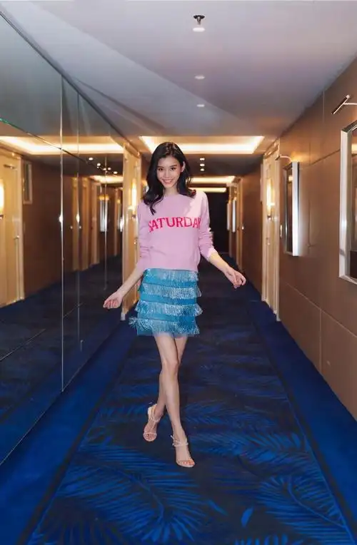 奚梦瑶虽然是豪门阔太,但平时穿的仍然很有个性,清凉又有女人味