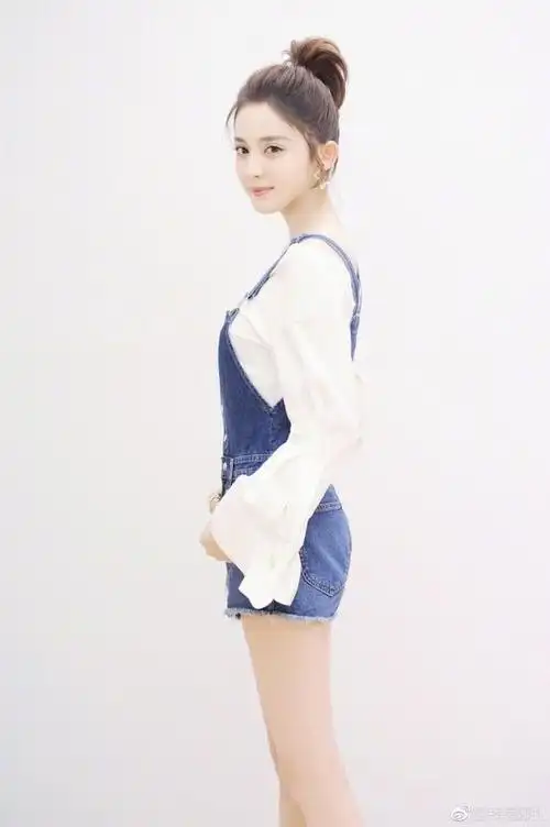 古力娜扎穿牛仔背带短裤天生丽质犹如清纯学妹让人着迷