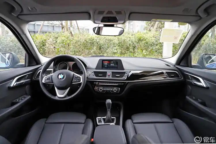 【宝马1系2018款118i 运动版内饰全景正拍汽车图片-汽车图片大全】