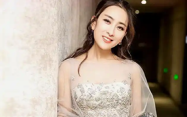 白百何的"一指弹"之后,马苏又现"一阳指",网友不敢看