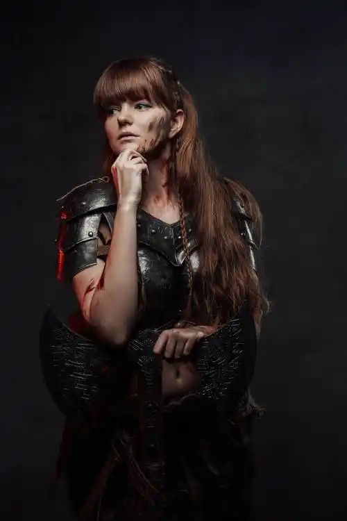 黑漆漆的脸和斧头的漂亮女人