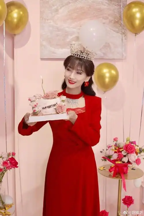 赵雅芝庆祝70岁生日,穿红裙戴皇冠优雅端庄!岁月不败真美人