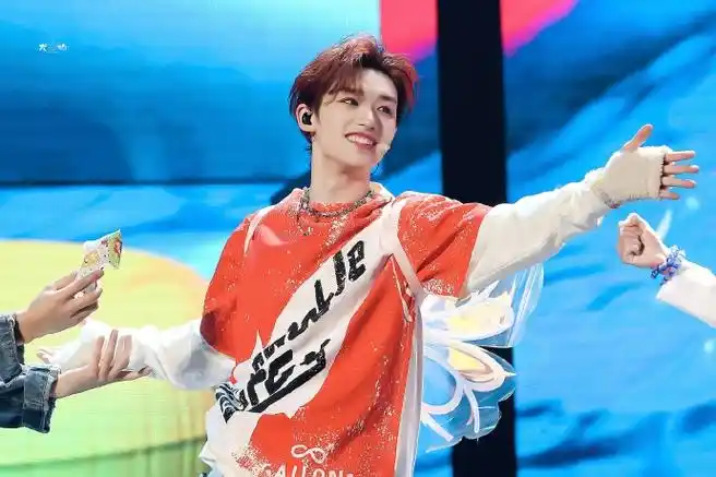 #丁程鑫叁重楼暨出道四周年演唱会##今日星拍放送#