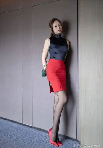 红色包臀短裙vs黑色包臀短裙,哪一个更有魅力?_高跟鞋