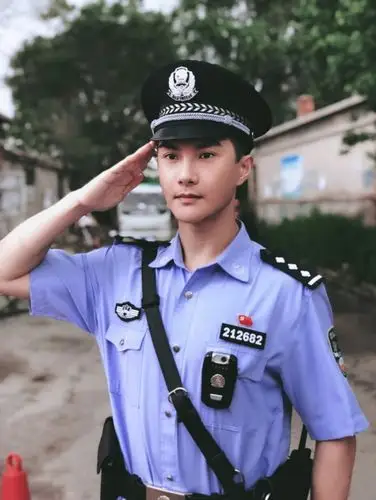 沈泰新剧饰演警察