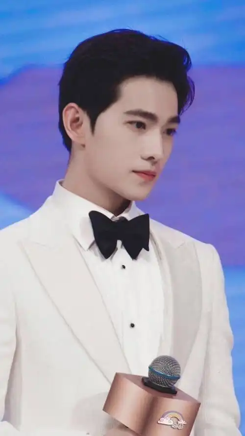 杨洋红毯邪魅一笑吓坏网友,网友:怎么变的这么油腻