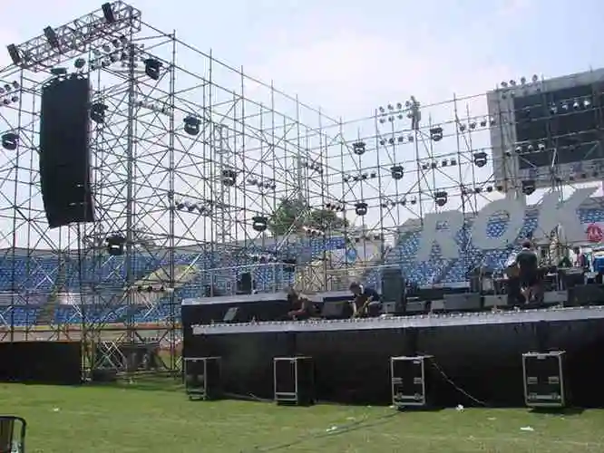 舞台搭建涉及到工程,演出许可证只是从事营业性演出用的资质,舞台搭建