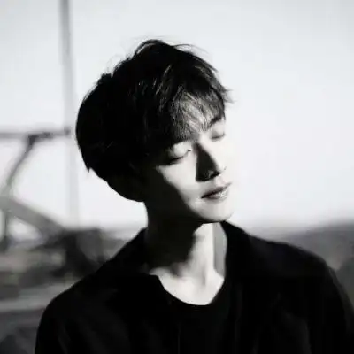 黑白男生头像