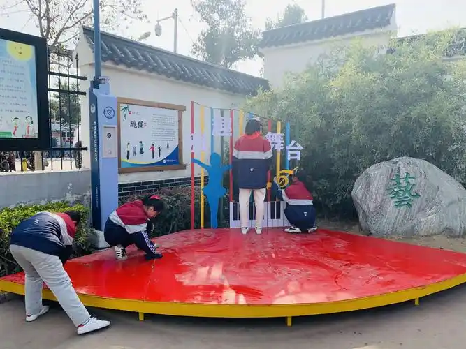 校园内的小舞台,我也给你洗洗脸.