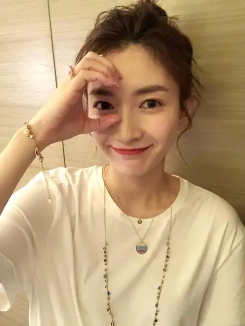 江疏影:"听说今年520流行彩虹色,我已经戴上了,你们呢?