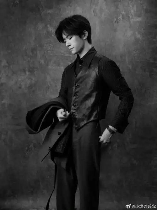 易烊千玺黑色皮内搭##时尚芭莎年度派对