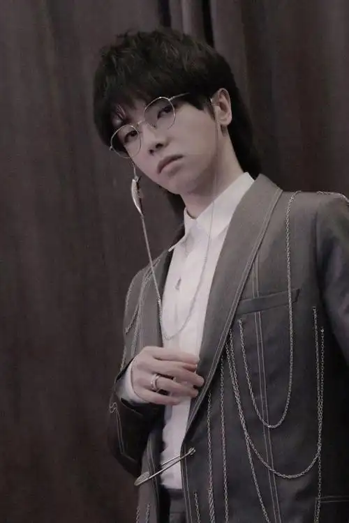 华晨宇又搞特殊!戴眼镜装禁欲男孩,西装还用别针做纽扣,真会玩