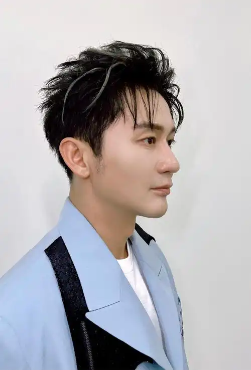 李晨超话#浙江卫视818晚会#李歌手难得叛逆,潇洒走一回发型@李丰mq