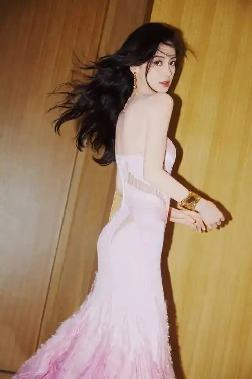 杨颖粉红色深v礼服性感写真_佼佼者_大片_凹凸