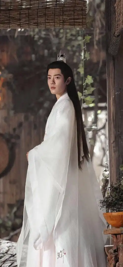 肖战超话#肖战时影##肖战玉骨遥#玉骨遥的大神官时影,白衣飘飘,长身