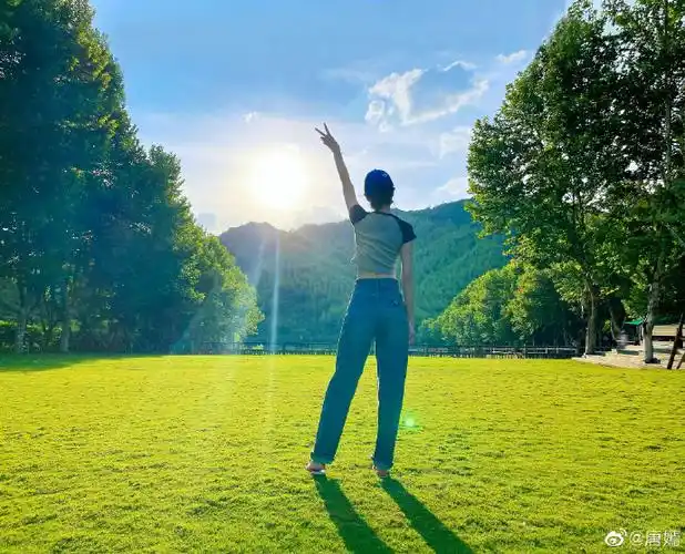 唐嫣背影比耶照