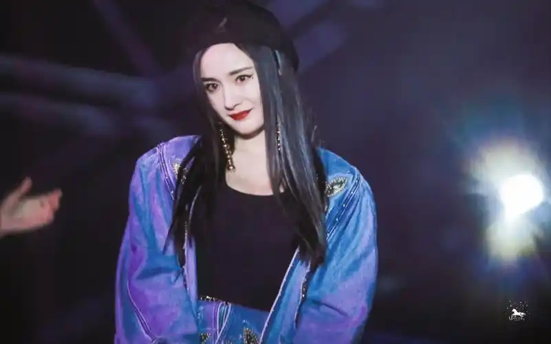 杨幂跨年演唱会唱歌野狼disco