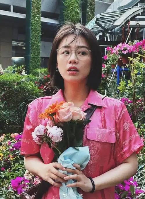 马思纯手捧鲜花随拍身穿粉色t恤尽显自然清新