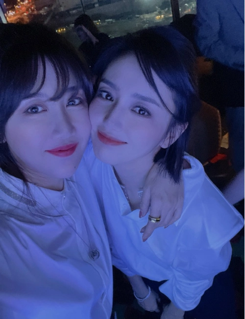 佟丽娅亲吻闺蜜脸颊超有爱,和陈思诚秀恩爱后,越来越有女人味_手机