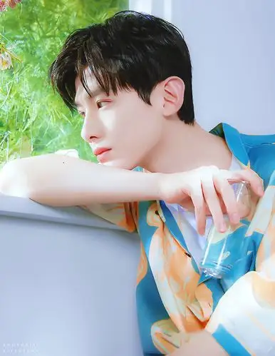 白敬亭 cr:中四叽